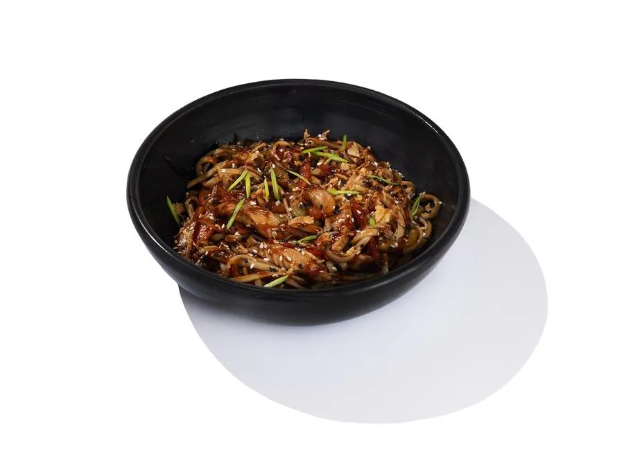 Удон с курицей и кисло-сладким соусом